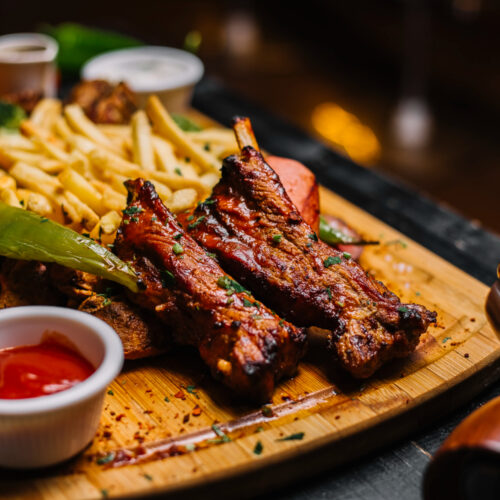 vista-lateral-carne-frita-papas-fritas-salsa-tomate